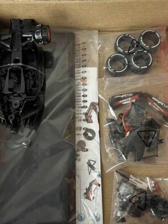 Burago Ferrari f1 sf-24 - n.16 Charles Leclerc with helmet model kit 1:24